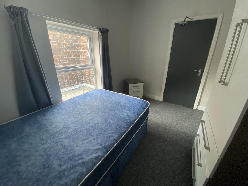 This inviting double bedroom features a spaciou...