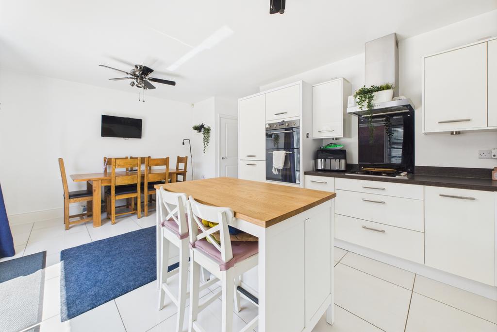Kitchen / Dining Area