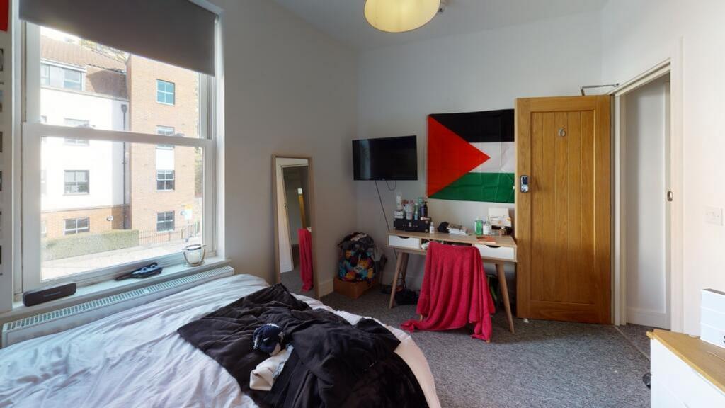 A cozy double bedroom featuring a comfortable b...