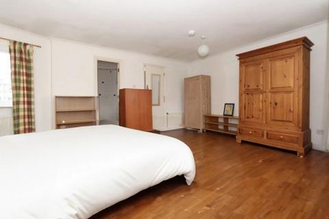 4 bedroom flat share to rent, Sextant Avenue
