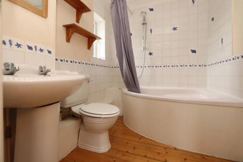 4 bedroom flat share to rent, Sextant Avenue
