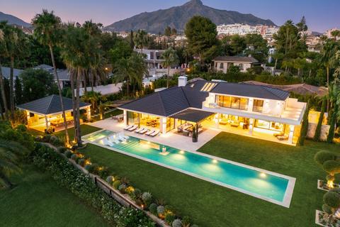 8 bedroom villa, Las Brisas. Nueva Andalucia, Spain