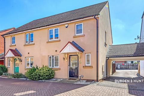 10 Leaden Close, Loughton, IG10 3FF