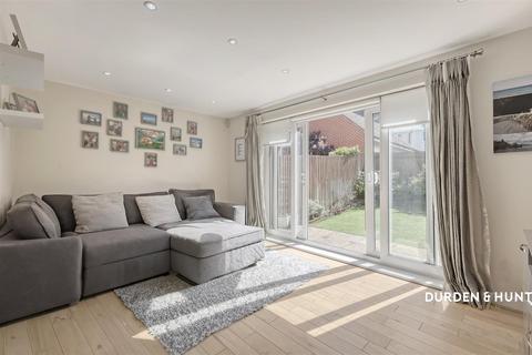 10 Leaden Close, Loughton, IG10 3FF