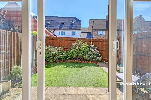 10 Leaden Close, Loughton, IG10 3FF