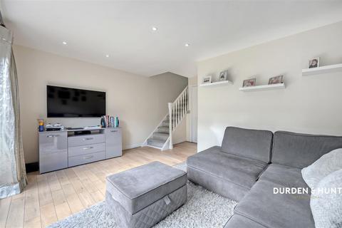 10 Leaden Close, Loughton, IG10 3FF