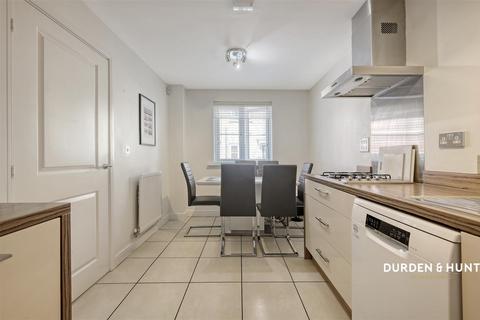 10 Leaden Close, Loughton, IG10 3FF