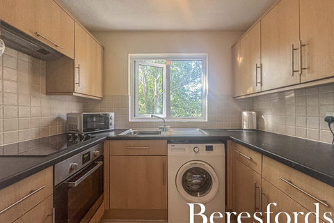 1 bedroom maisonette for sale, Copperfields Way, Romford, RM3