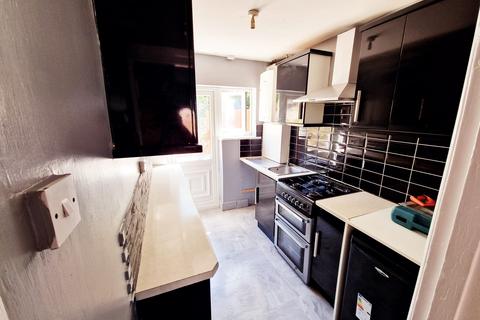 3 bedroom end of terrace house to rent, Runley Road, Luton LU1