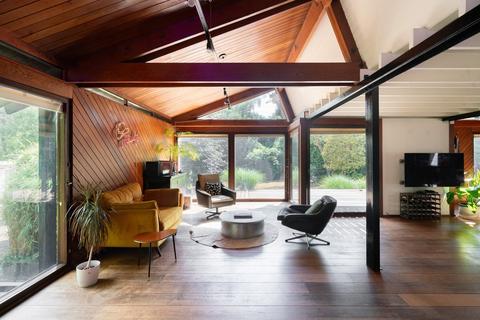 3 bedroom detached house for sale, Turnpoint, Turnpoint, Walton-on-Thames, Surrey