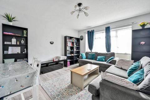 2 bedroom flat to rent, West Byfleet, Surrey, KT14