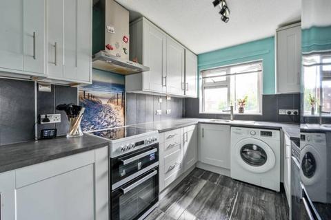2 bedroom flat to rent, West Byfleet, Surrey, KT14