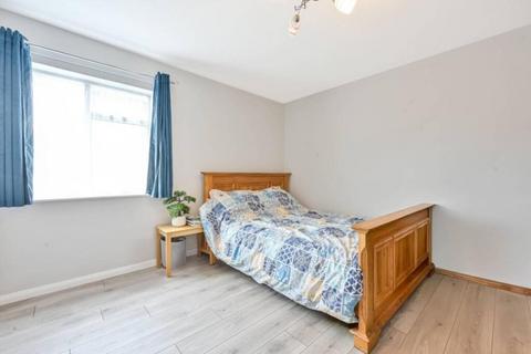 2 bedroom flat to rent, West Byfleet, Surrey, KT14