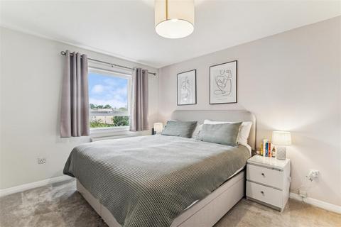 28 Oliver Close, London, W4 3RL