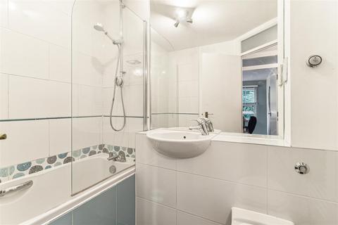 28 Oliver Close, London, W4 3RL