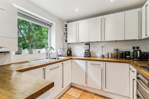 28 Oliver Close, London, W4 3RL