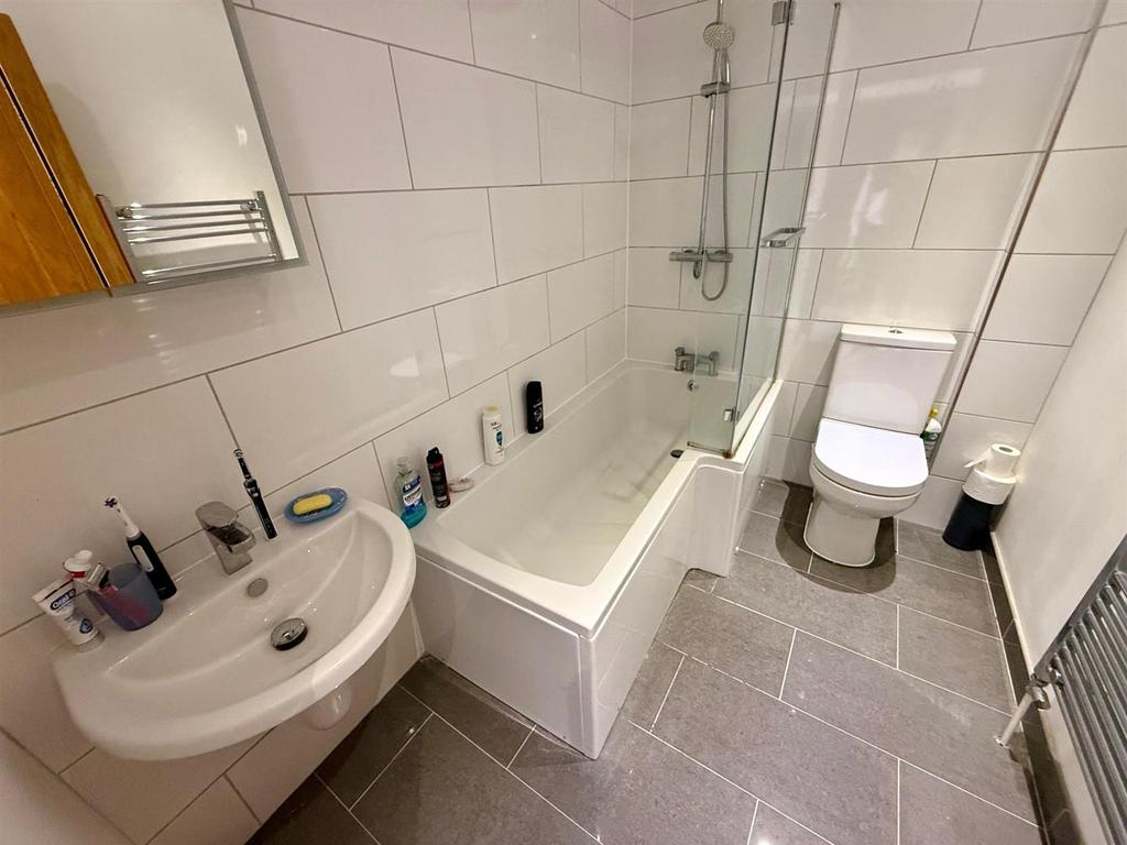 BR102 Bathroom.jpg