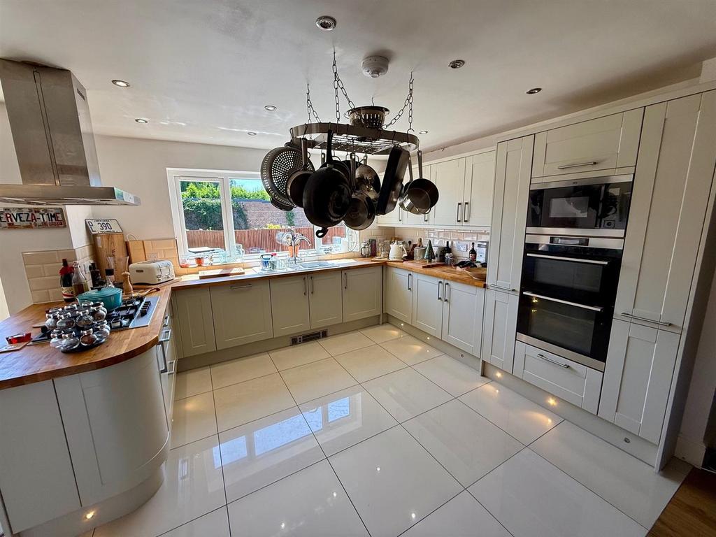 BR102 Kitchen.jpg