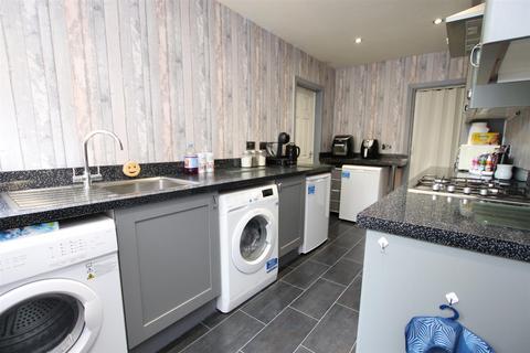 3 bedroom terraced house to rent, Stone Hall Road, Eccleshill, Bradford
