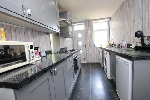 3 bedroom terraced house to rent, Stone Hall Road, Eccleshill, Bradford