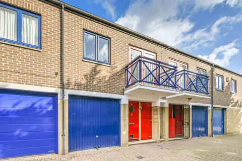 34 Benson Quay, London, E1W 3TR