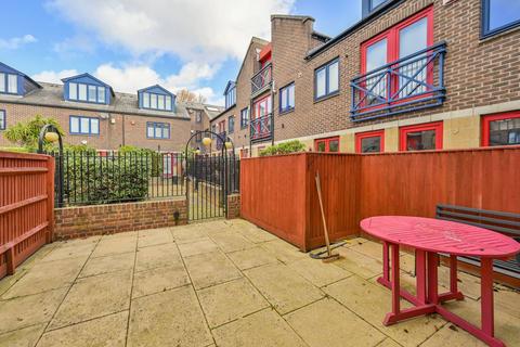 34 Benson Quay, London, E1W 3TR