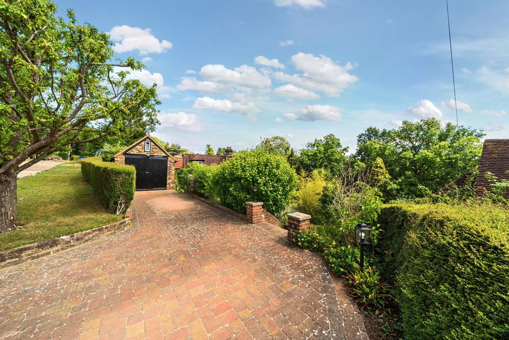 Detached house exterior, driveway