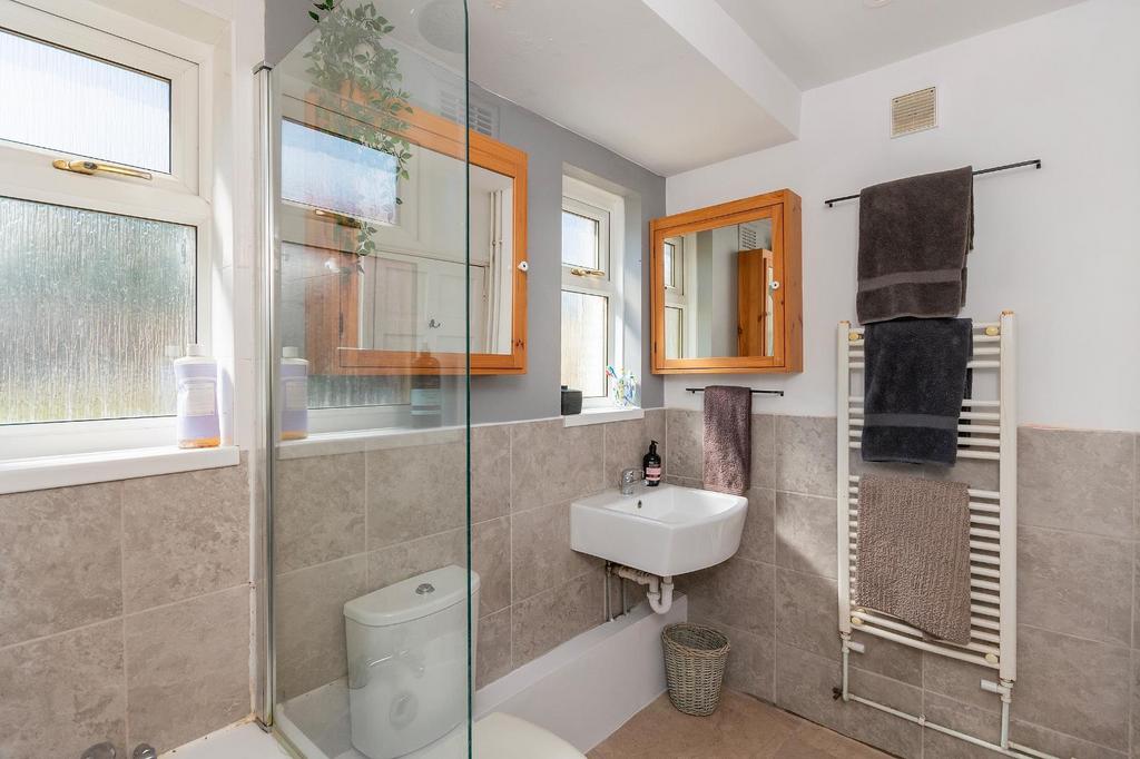6 M5 RBR - Bathroom B.jpg