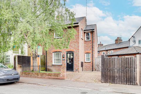 2 bedroom detached house to rent, Cravells Road, Harpenden, Hertfordshire, AL5
