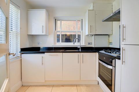 2 bedroom detached house to rent, Cravells Road, Harpenden, Hertfordshire, AL5