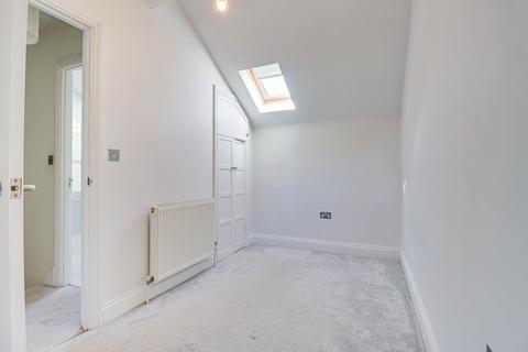 2 bedroom detached house to rent, Cravells Road, Harpenden, Hertfordshire, AL5