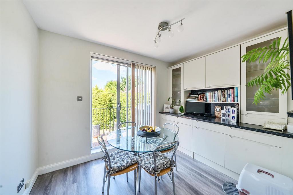 Kitchen/Breakfast Room: