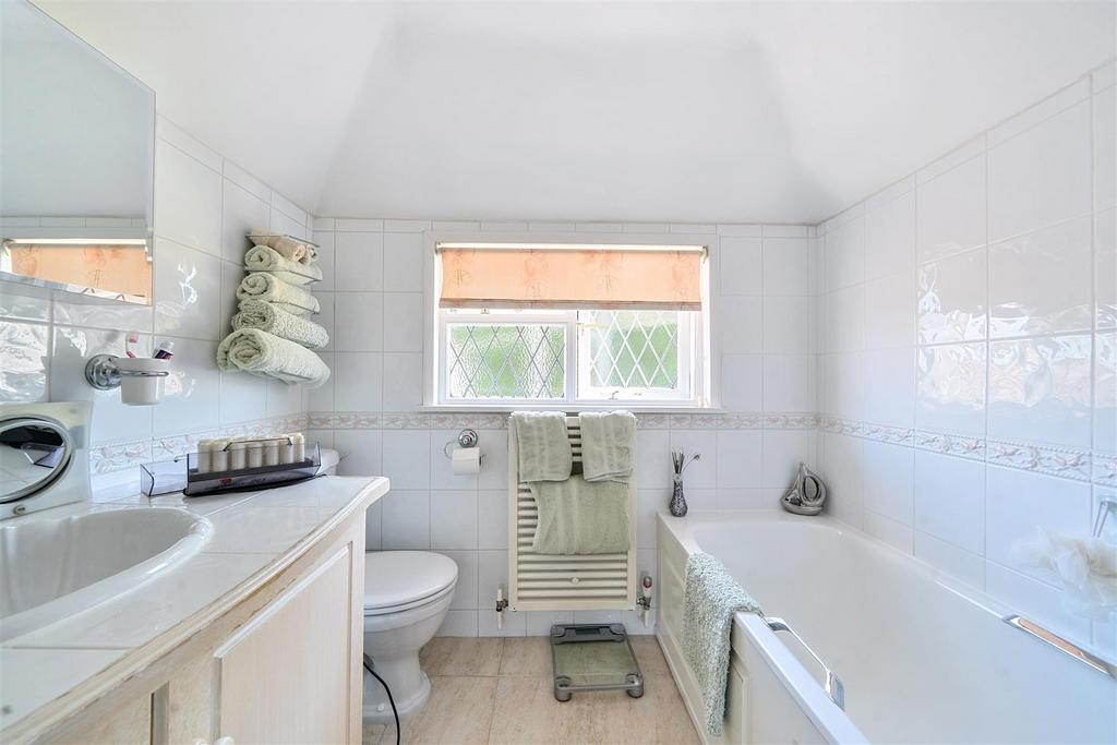 En Suite Bathroom: