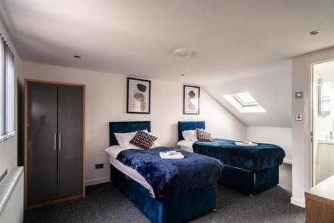 undefined, Room to let for professional on weekly basis in Gorton