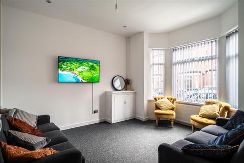 undefined, Room to let for professional on weekly basis in Gorton