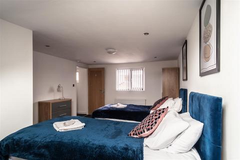 undefined, Room to let for professional on weekly basis in Gorton