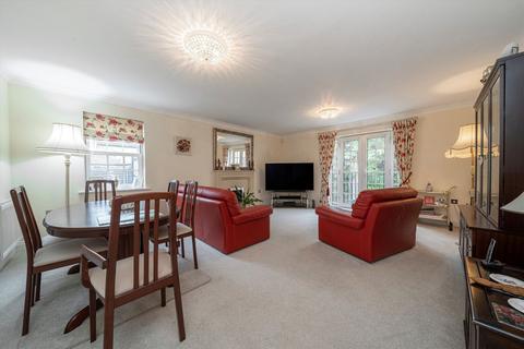 2 bedroom flat to rent, Oatlands Avenue, Weybridge KT13