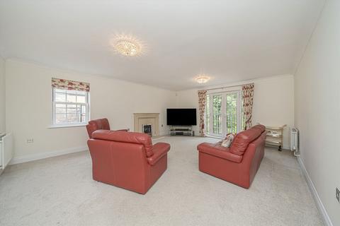 2 bedroom flat to rent, Oatlands Avenue, Weybridge KT13