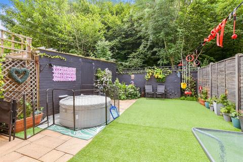 70 Betsham Road, Maidstone, ME15 8TX