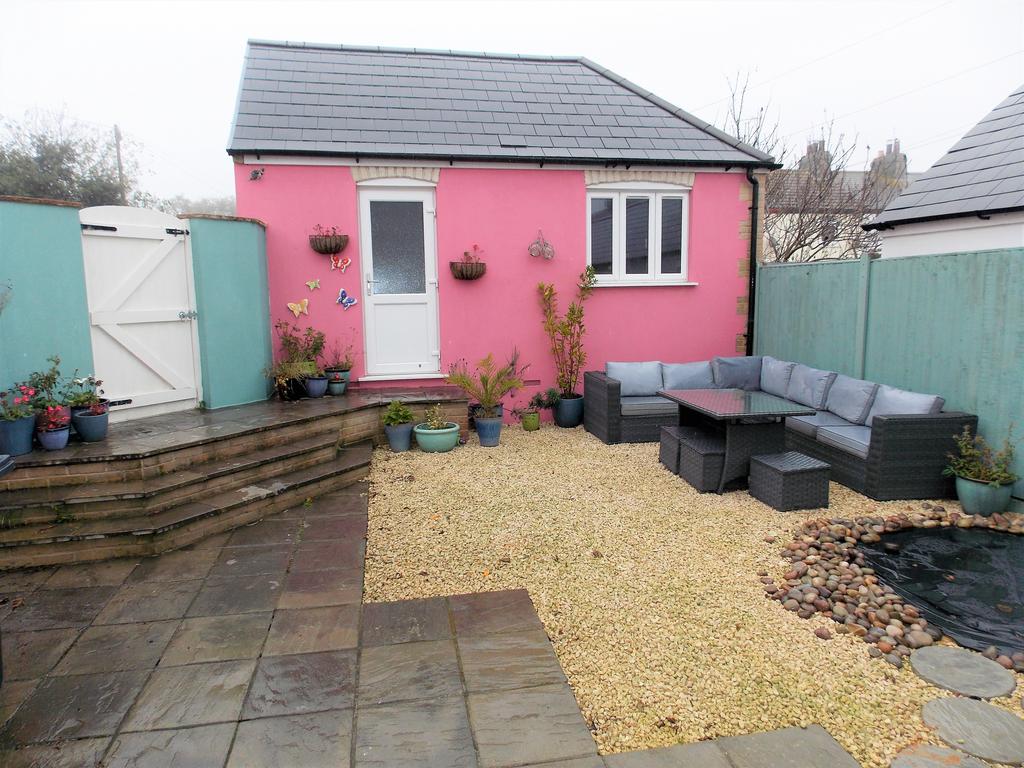 Courtyard Garden & Garage