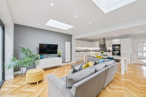 17 Kippen Drive, Clarkston, Glasgow, G76 8JG