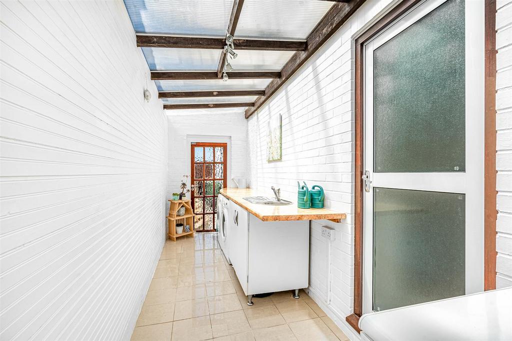 Side Hall / Utility