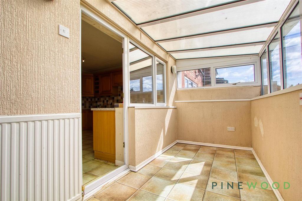 Sun room / dining room