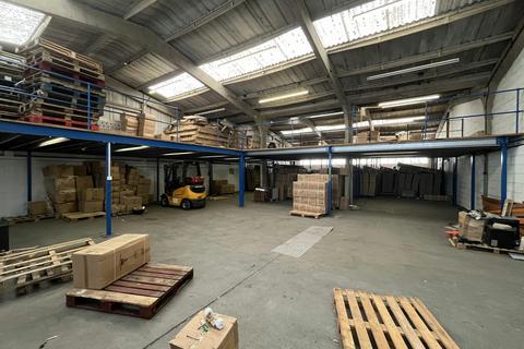 Warehouse to rent, Buckingham Rd Aylesbury HP19 3QQ