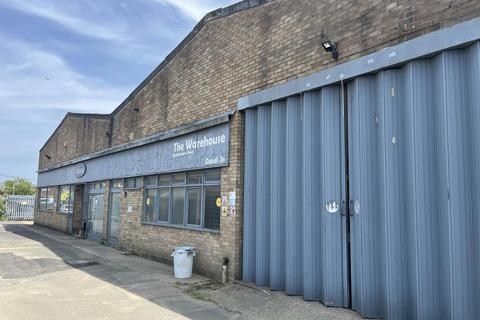 Warehouse to rent, Buckingham Rd Aylesbury HP19 3QQ