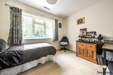 6 Shelton Close, Guildford, GU2 9YW