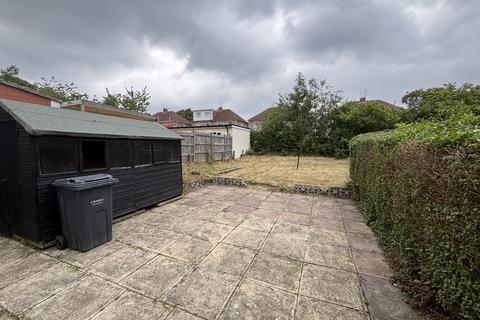 3 bedroom semi-detached house to rent, Radcliffe Avenue, Bradford BD2