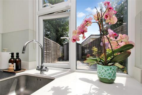 3 Flora Mews, London, SE18 2AL