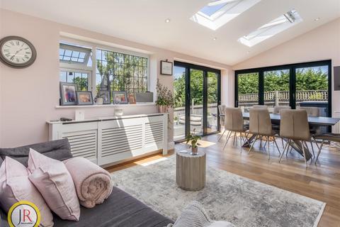 3 bedroom detached house for sale, Warwick Avenue, Cuffley