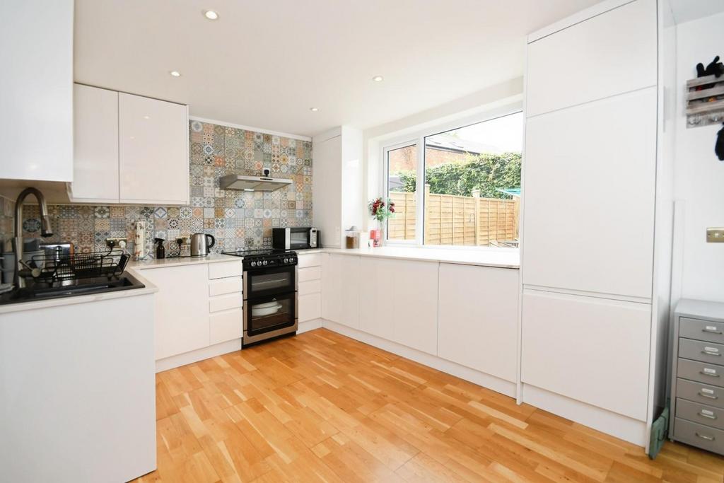 KITCHEN 02.jpg